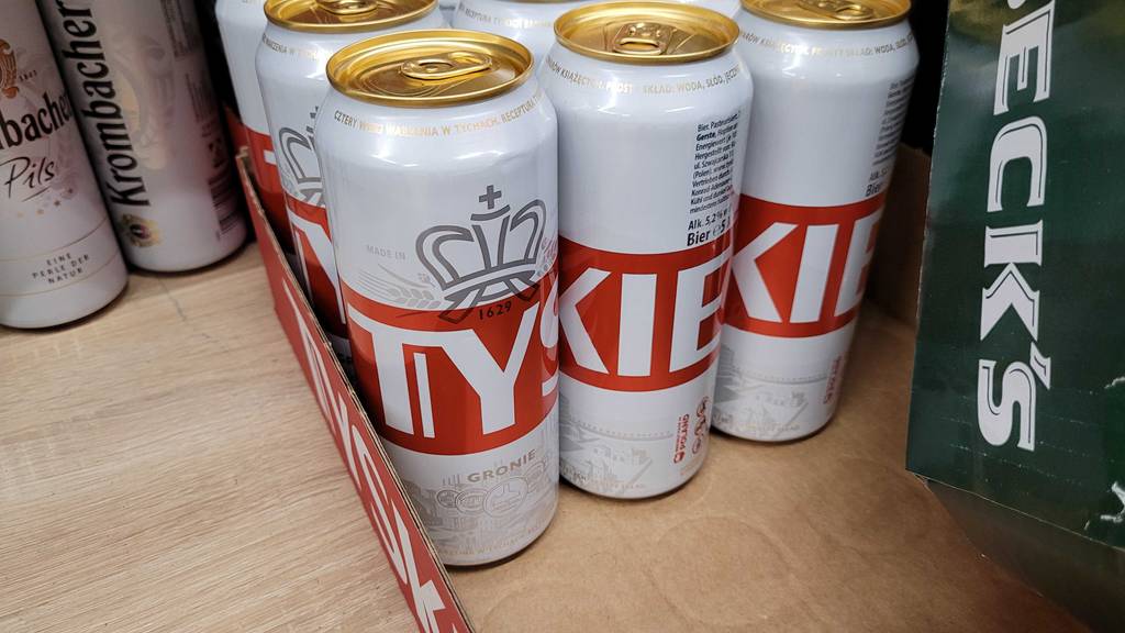 Mehrere getestete polnische Bier sind in einem Karton gefüllt.
