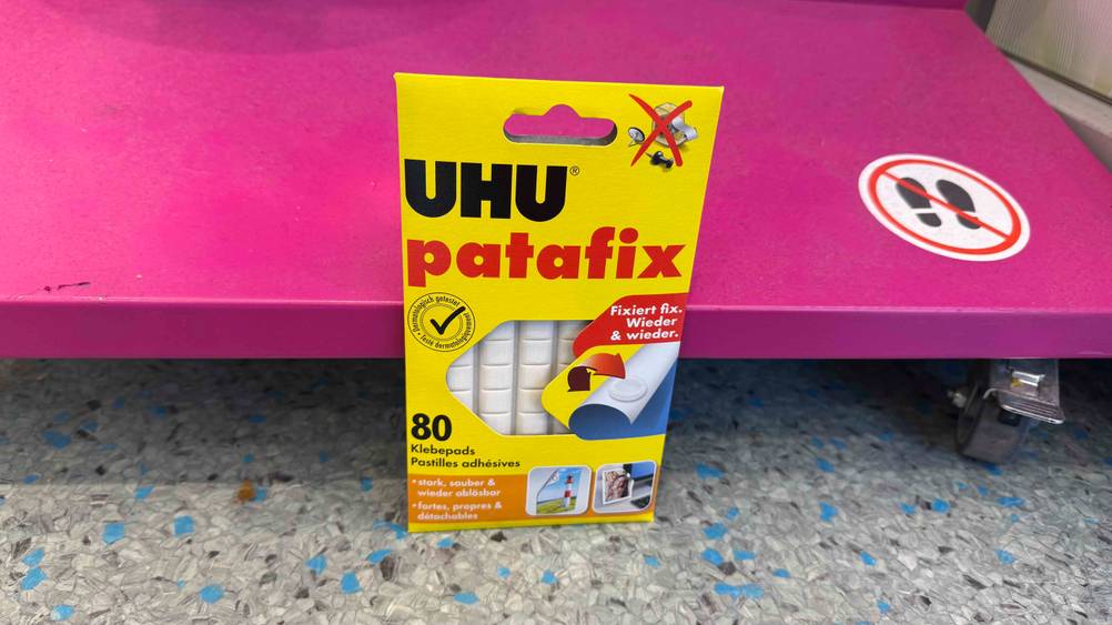 Klebepads-Test: Die Klebepads, die sich in der Verpackung befinden sind an einem Rollwagen angelehnt.