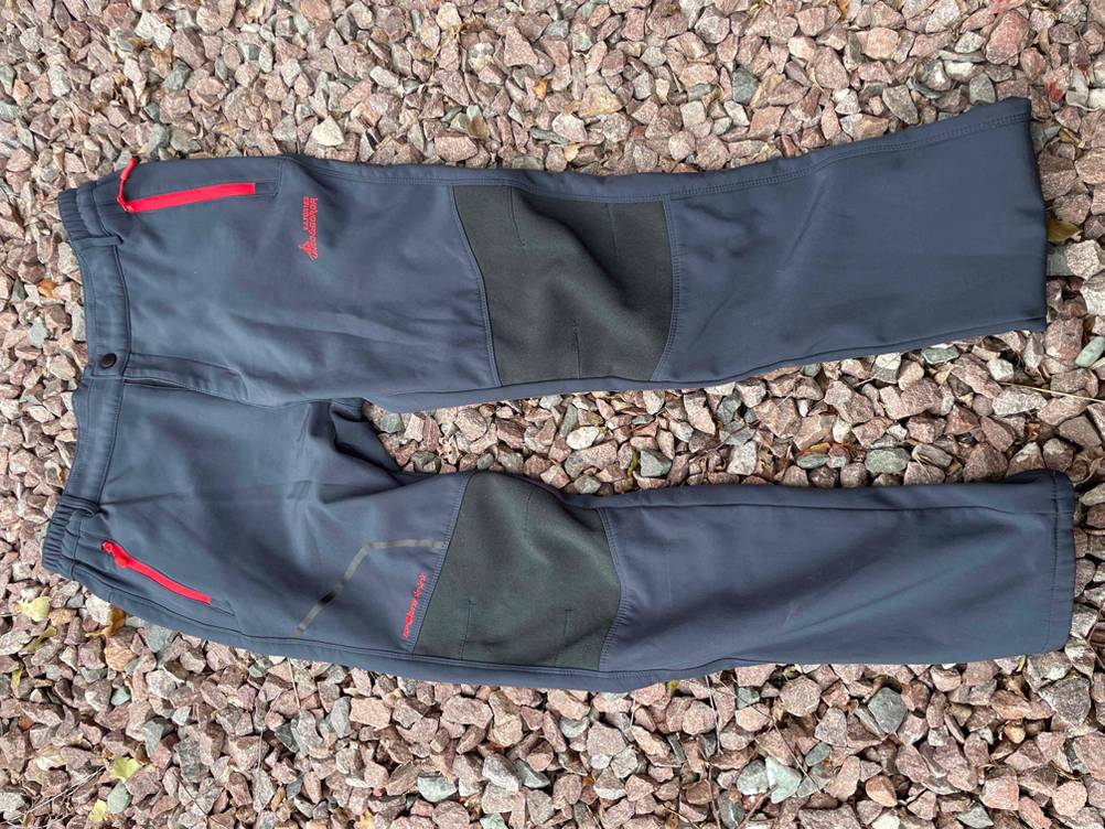 Softshellhose-Herren im Test: ausgebreitete Softshellhose auf Steinen platziert.