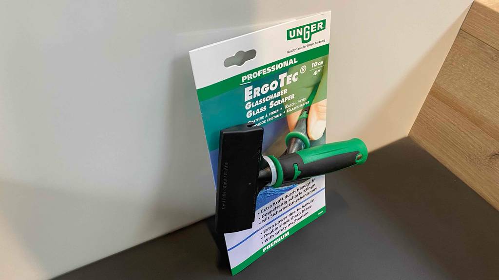 Getesteter Glasschaber steht verpackt vor einer weißen Wand.