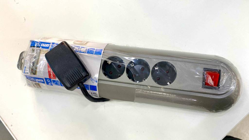 Steckdosenleisten mit Überspannungsschutz-Test: eine Steckdosenleiste in Originalverpackung, mit Schutzanzeige erssichtlich.
