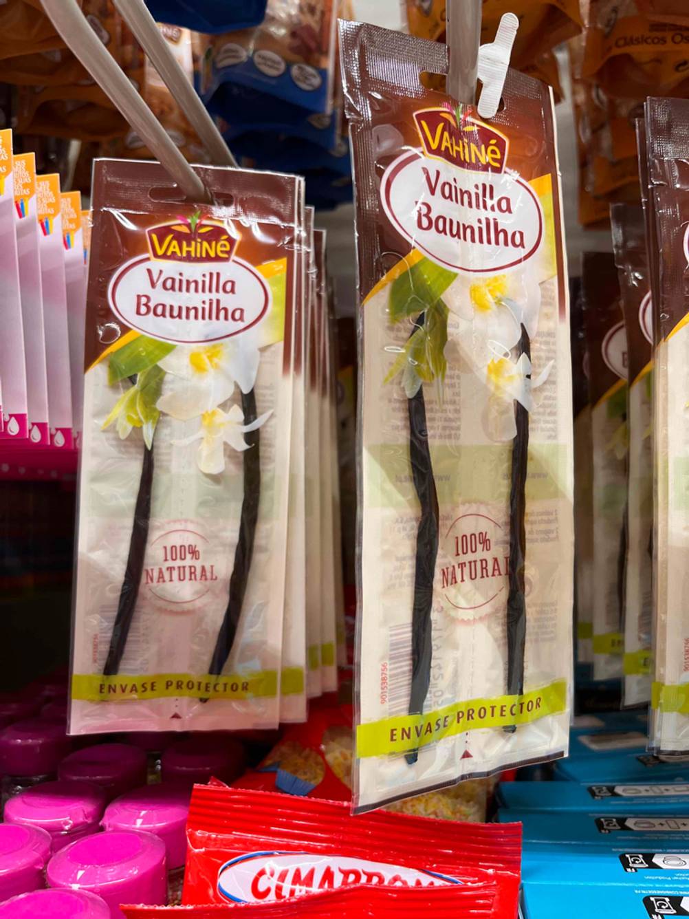 Vanilleschoten-Test: Mehrere Packungen hängen in einem Verkaufsregal.