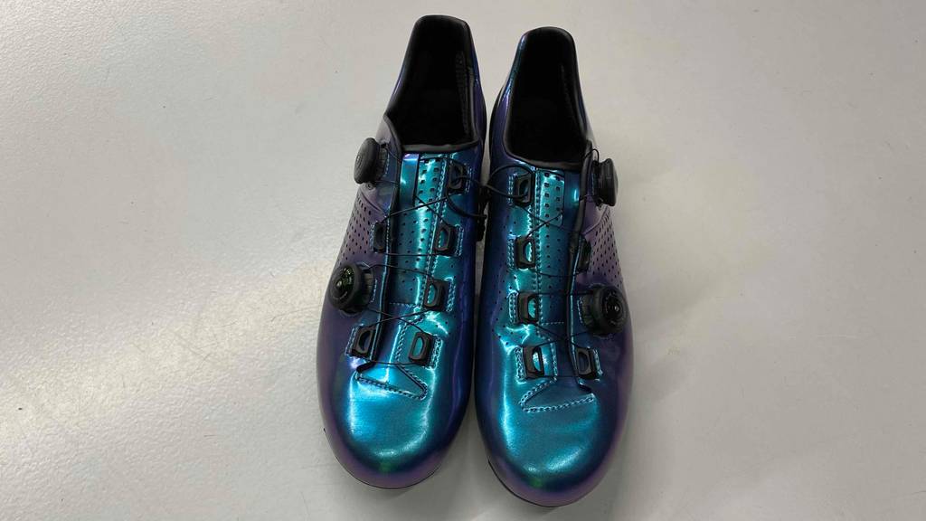 Herren-Fahrradschuhe im Test: stehende Schuhe, Oberansicht, mit elastischer Schnürung.