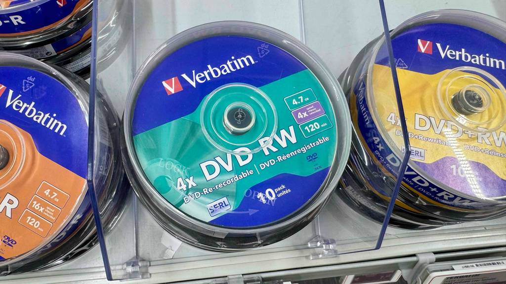 Getestete DVD-RW-Rohlinge stehen in ihren 10-Stück-Verpackungsboxen auf einem Verkaufsregal.