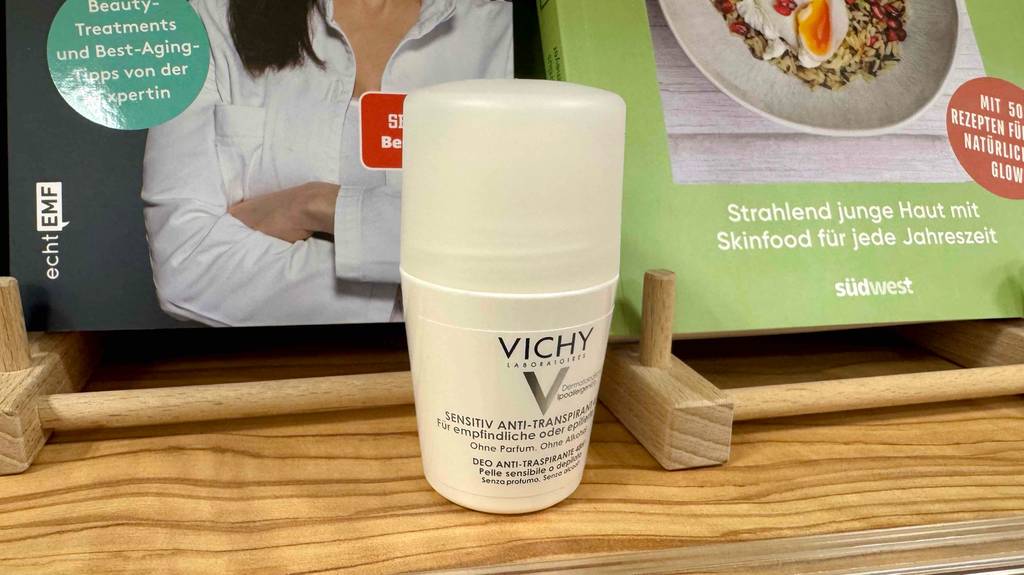 Getestetes Vichy-Deo steht vor Büchern.