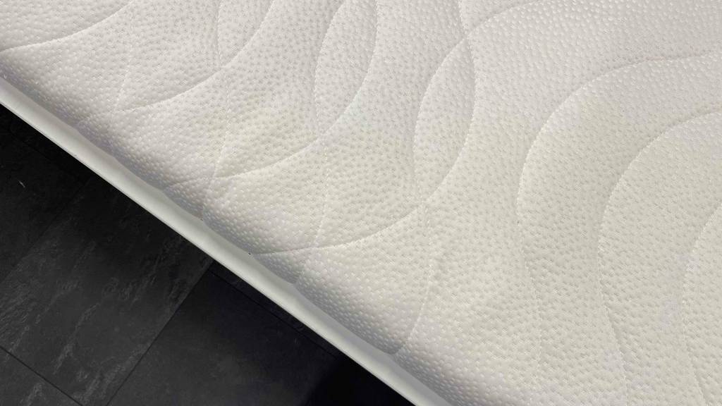Im Test: das Material einer Matratze-140x220 in Nahaufnahme.