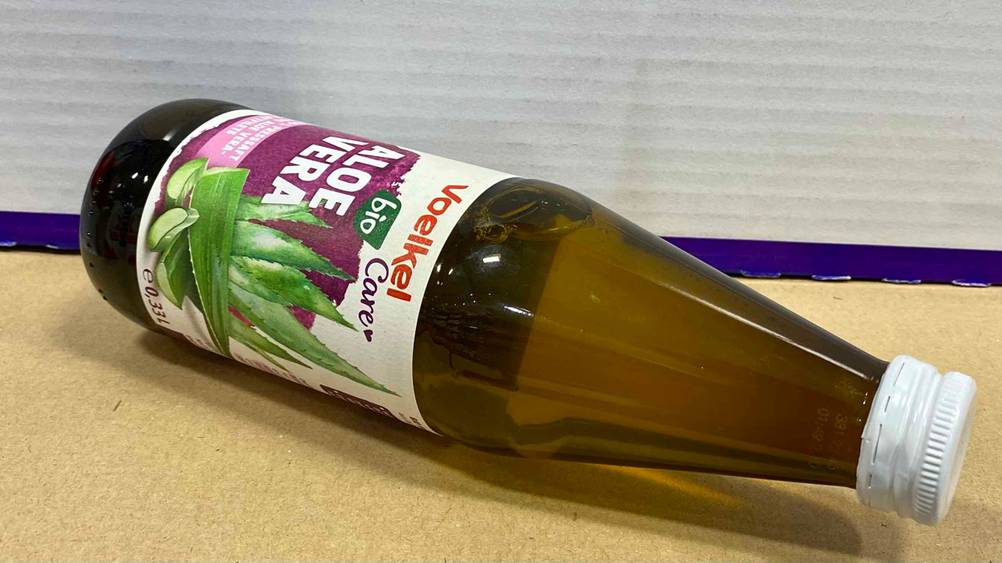 Nahaufnahme des Deckels eine Flasche getesteten Aloe-vera-Saftes.