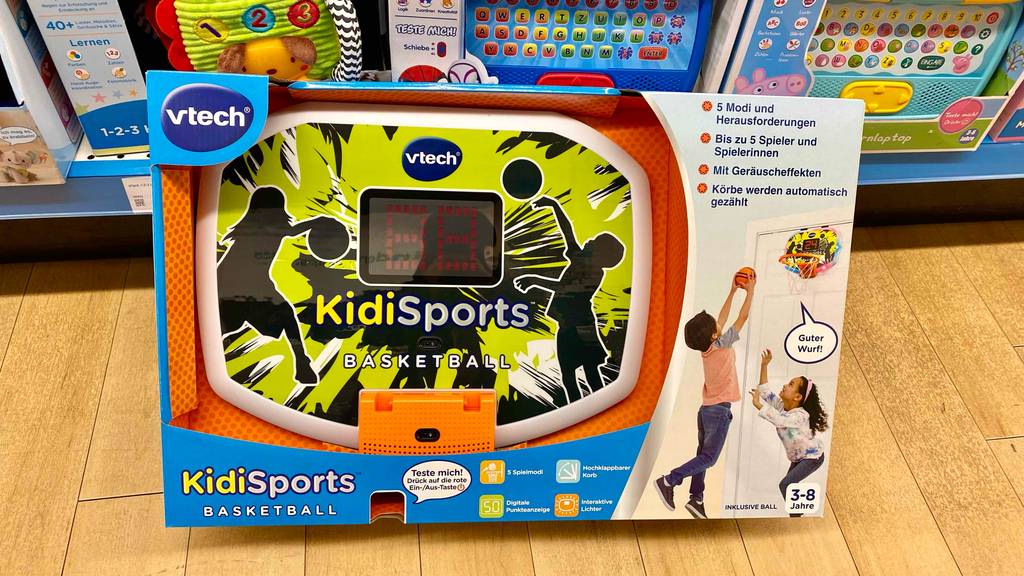 Vor einem Regal mit Produkten steht ein getesteter Kinder-Basketballkorb.