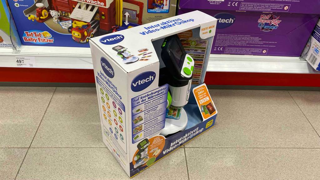 Kinder-Mikroskop im Test: Verpackung von Kinder-Mikroskop mit dem Spielzeug darin zu sehen steht vor einem Regal.