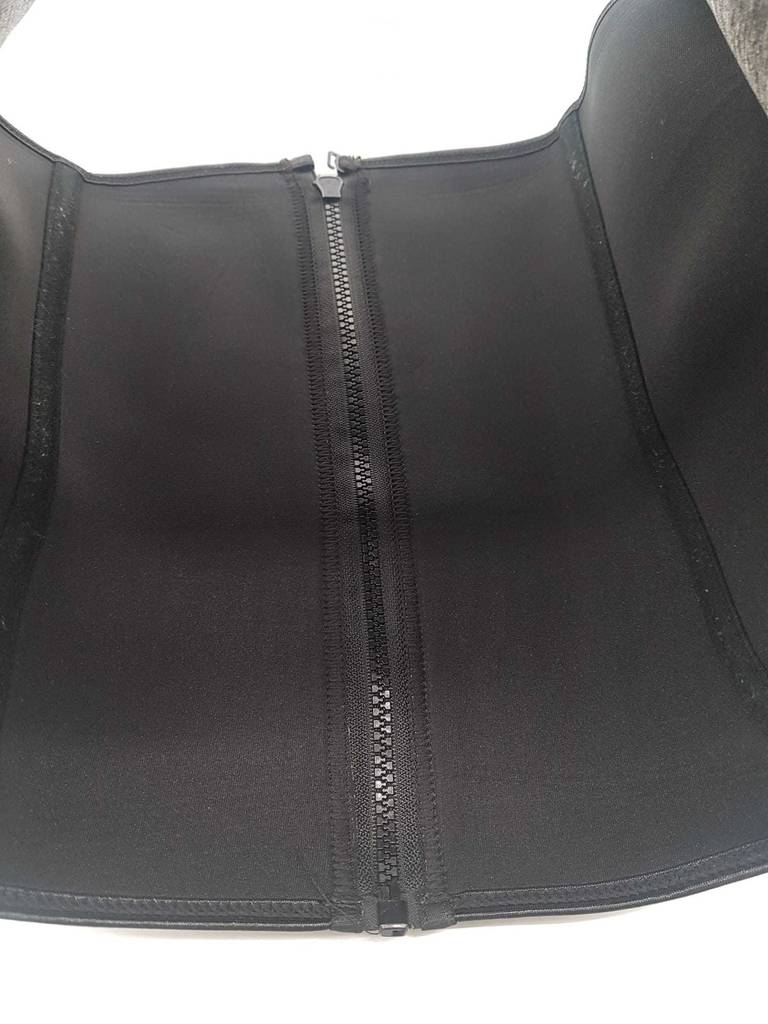 Der innenliegende Reißverschluss eines getesteten Waist-Trainers im Fokus.