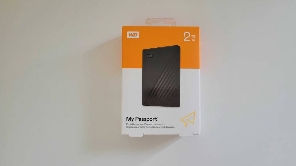 Eine Originalverpackung der getesteten Externe SSD-Festplatte (2TB) auf einer hellen Oberfläche.