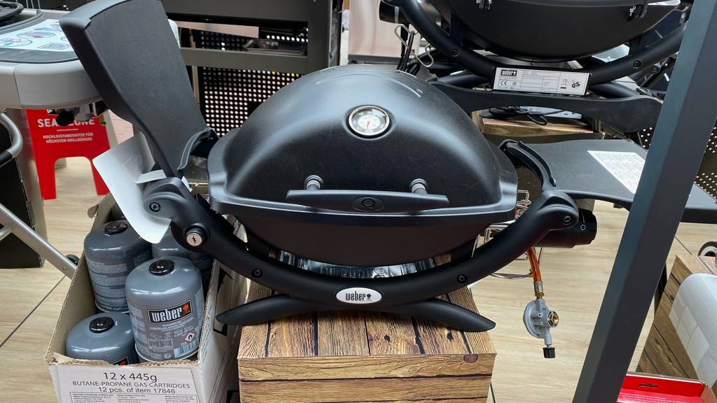 Ein getesteter Tischgrill mit verschlossener Grillhaube.
