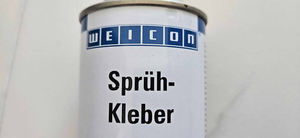 Sprühkleber getestet: Nahaufnahme Logo und Bezeichung auf der Dose.