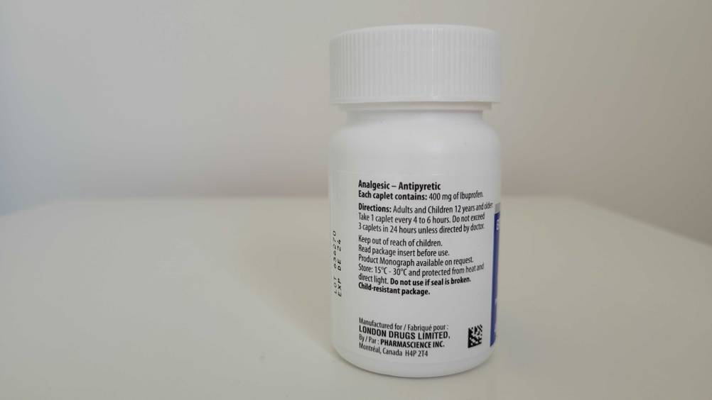 Eine Dose von hinten der getesteten Kopfschmerztabletten vor einer hellen Wand.