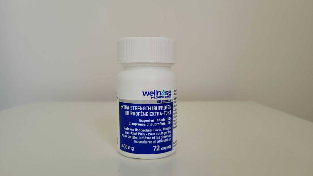 Kopfschmerztabletten getestet: Eine Dose steht auf einem hellen Untergrund vor heller Wand.