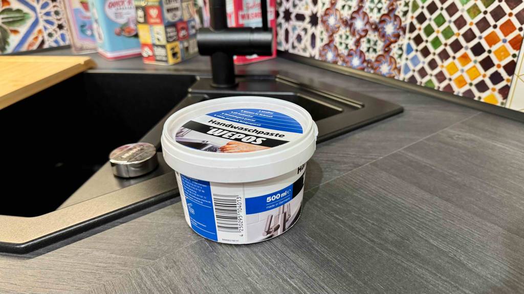 Die getestete Handwaschpaste im Tiegel der Marke WEPOS steht auf einer Küchenarbeitsplatte.