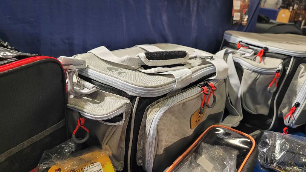 Angeltasche im Test: Angeltasche mit mehreren Außentaschen steht neben anderen Angeltaschen.