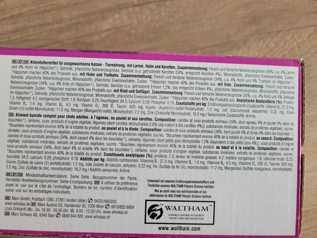 Whiskas-Katzenfutter getestet: Zutatenliste auf dem Karton eines Whiskas-Katzenfutters ersichtlich.