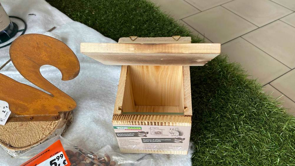 Eichhörnchen-Futterhaus im Test: Eichhörnchen-Futterhaus ist geöffnet.