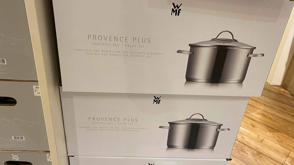 Mehrere getestete WMF-Töpfe in ihrer Originalverpackung übereinander.