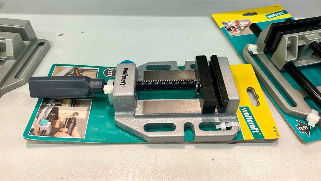 Schraubstock im Test: ein Schraubstock in der Verpackung im liegenden Zustand.