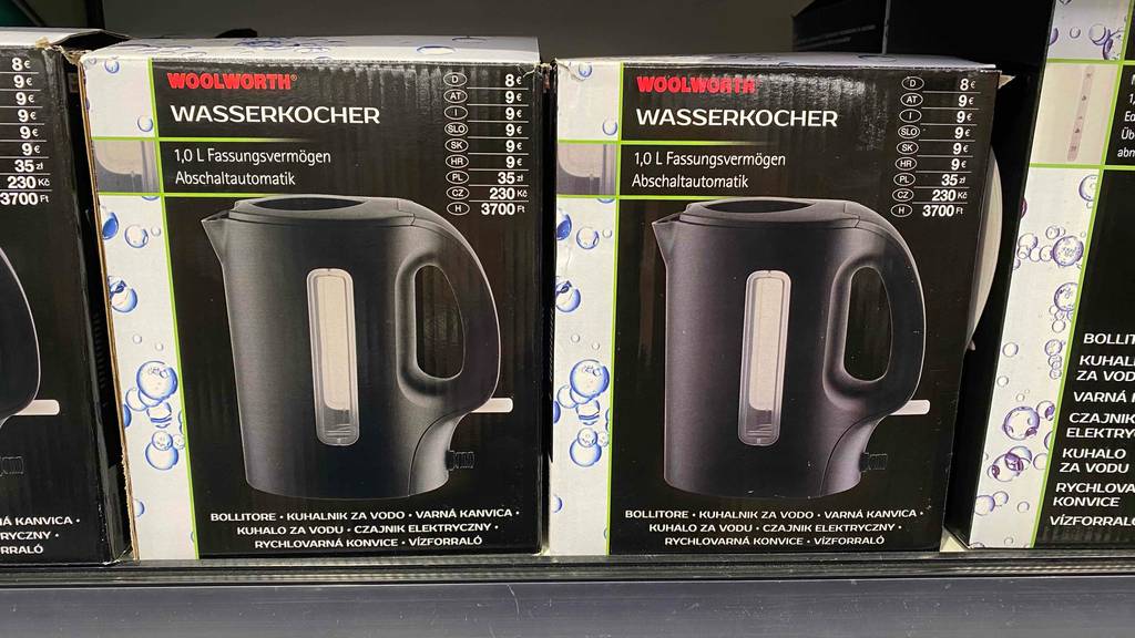 Ein getesteter Wasserkocher 1 Liter in Originalverpackung neben anderen im Regal.