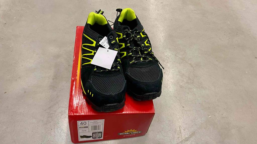 S1P-Sicherheitsschuhe für Damen-Test: ein Paar Sicherheitsschuhe stehend auf dem Schuhkarton in Größe 40.