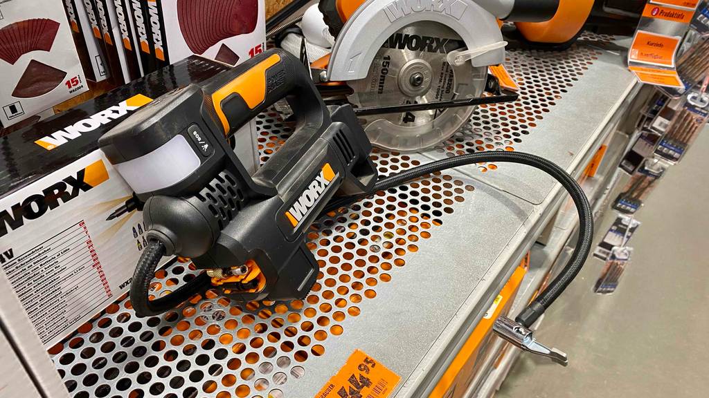 Airbrush-Kompressor im Test: ein Airbrush-Kompressor steht vor Verpackungen in einem Regal.