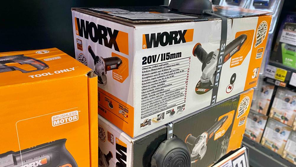 Winkelschleifer-115-mm-Test: mehrere Verpackung von Winkelschleifer der Marke Worx stehen in einem Regal.