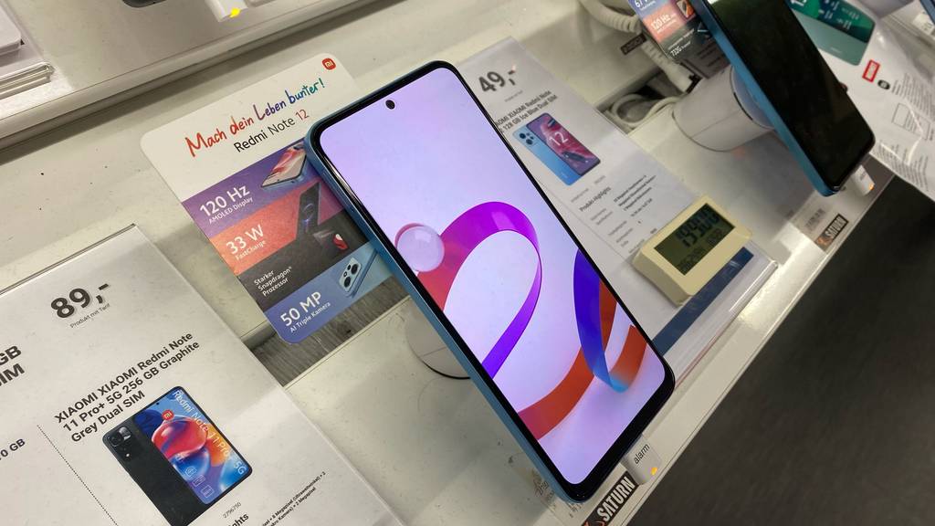 Xiaomi-Handy getestet: Xiaomi-Handy als Ausstellungsstück in einem Geschäft neben anderen Modellen.
