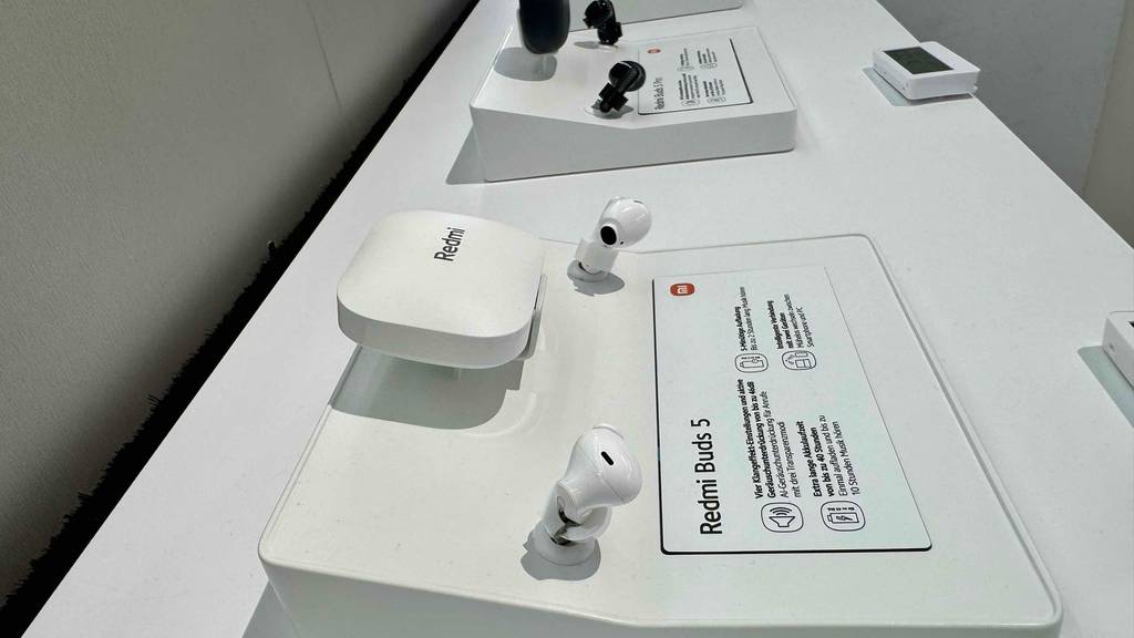 Xiaomi-Kopfhörer im Test: Weiße In-Ear-Kopfhörer sind auf einem weißen Regal ausgestellt.