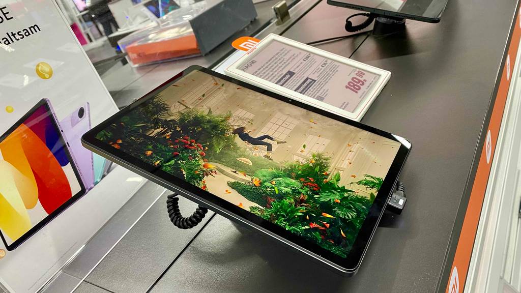 Ein getestetes Tablet unter 200 Euro schräg von der Seite in einer Ausstellungsfläche.