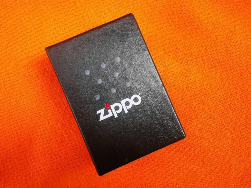 Benzinfeuerzeugs-Test: Die Verpackung des Benzinfeuerzeugs aus dem Hause Zippo in geschlossenem Zustand.
