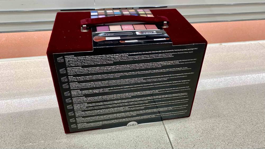 Ein getesteter Schminkkoffer mit Labelverpackung von hinten.