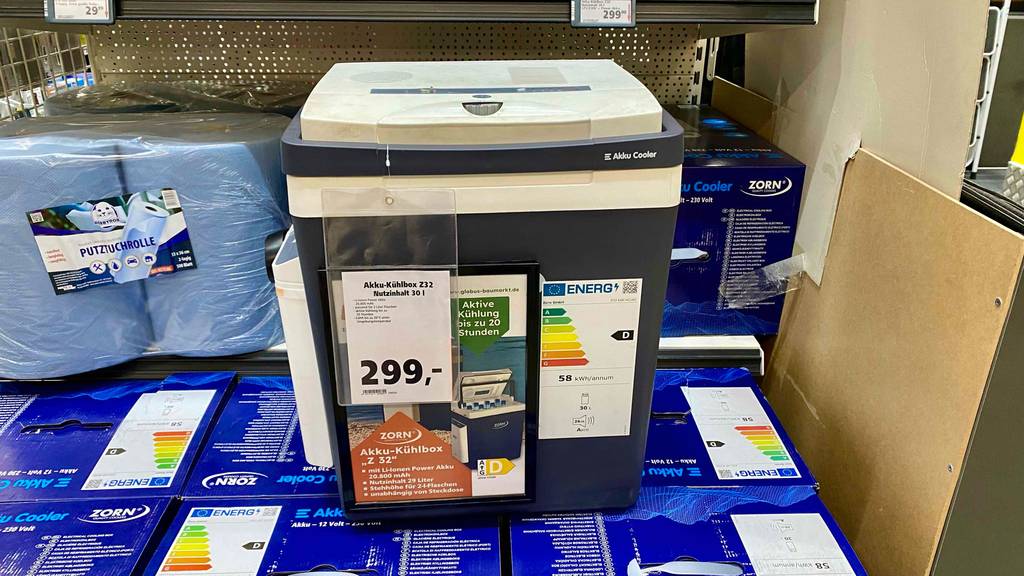 Frontansicht einer getesteten Kühlbox-30-Liter mit Preisschilld darauf.