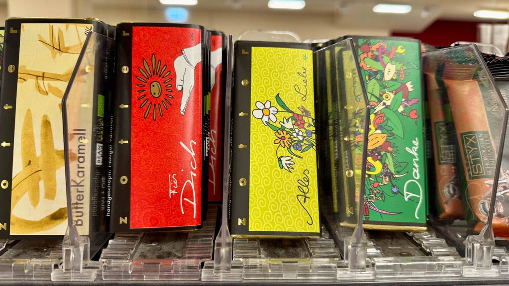 Getestet: Mehrere Tafeln der Zotter-Schokolade sind in einem Regal einsortiert mit verschiedenen Schriftzügen darauf.
