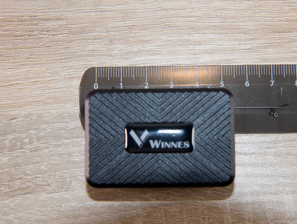 Ein Closeup eines GPS Tracker für Kinder neben einem Lineal.