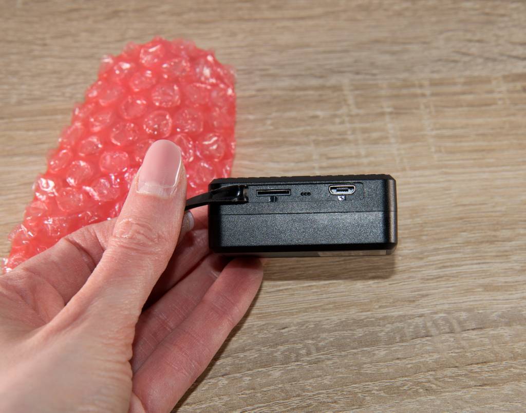 Die Rückseite des Winnes GPS Tracker für Kinder. Zu sehen: Der Auflade Anschluss.