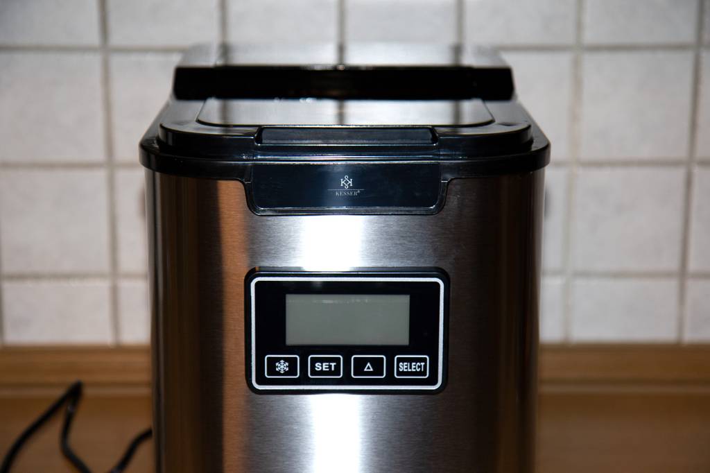 Das Display einer Kesser-Eiswürfelmaschine mit den verschiedenen Funktionstasten.