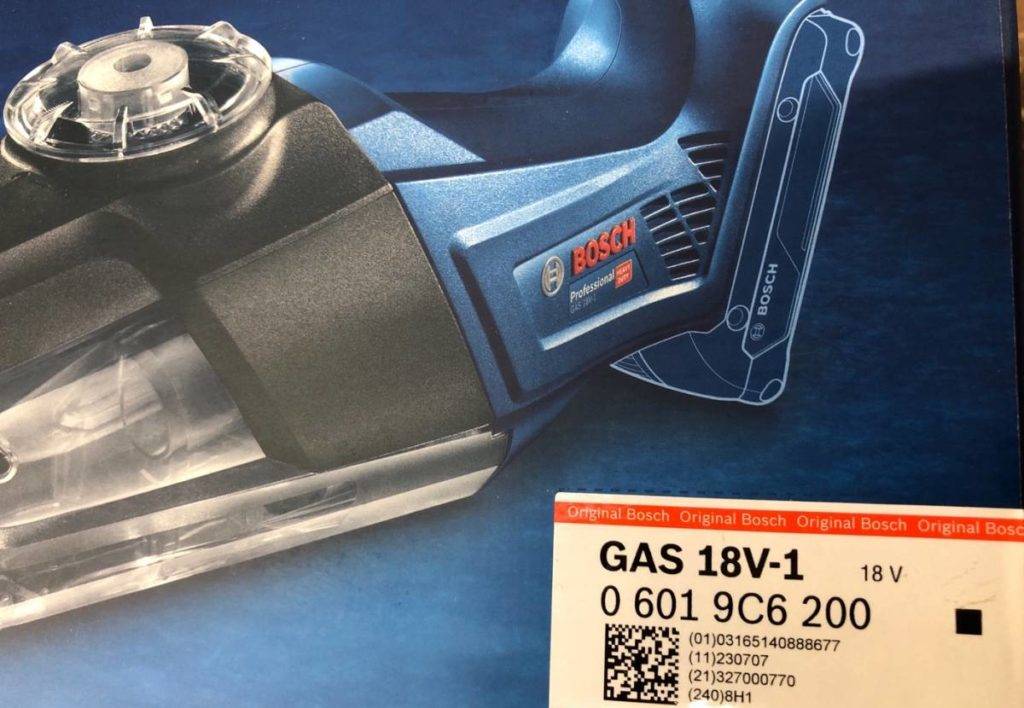 Nahaufnahme einer blauen Originalverpackung mit einem Bosch-Akkusauger im Test, aus der Serie Bosch Professional.