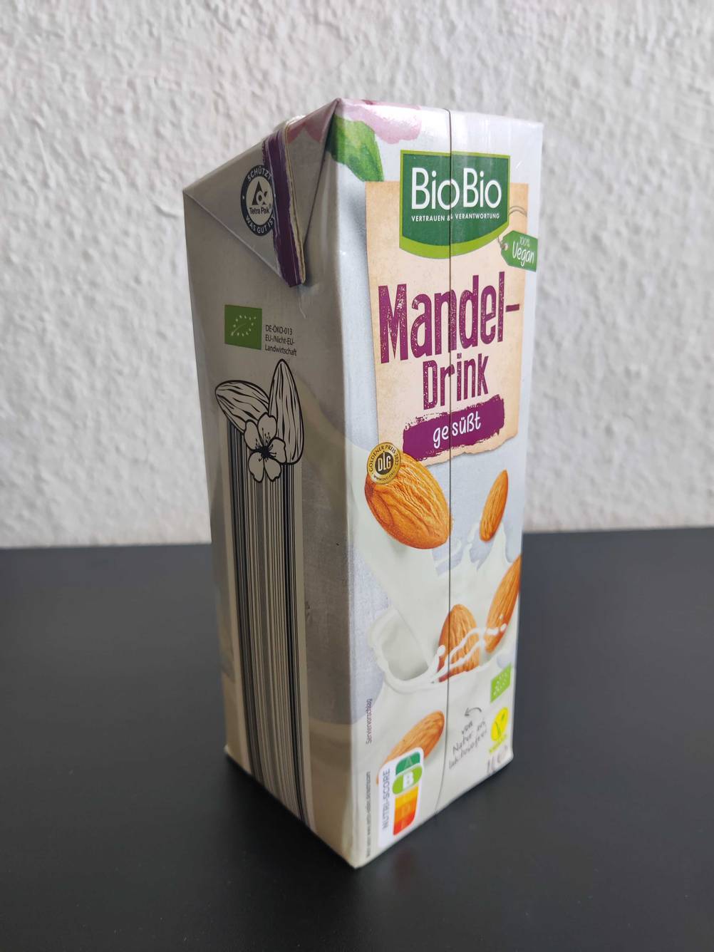 Mandelmilch aufrecht auf einem Tisch.