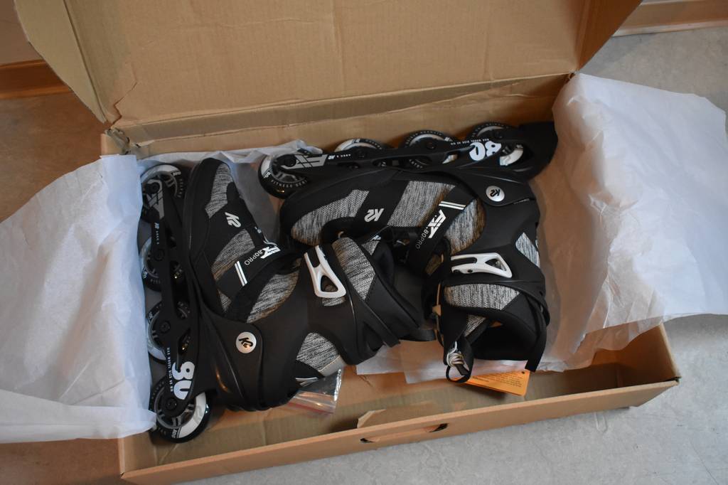 Schwarze Inline Skates in einer Box. 