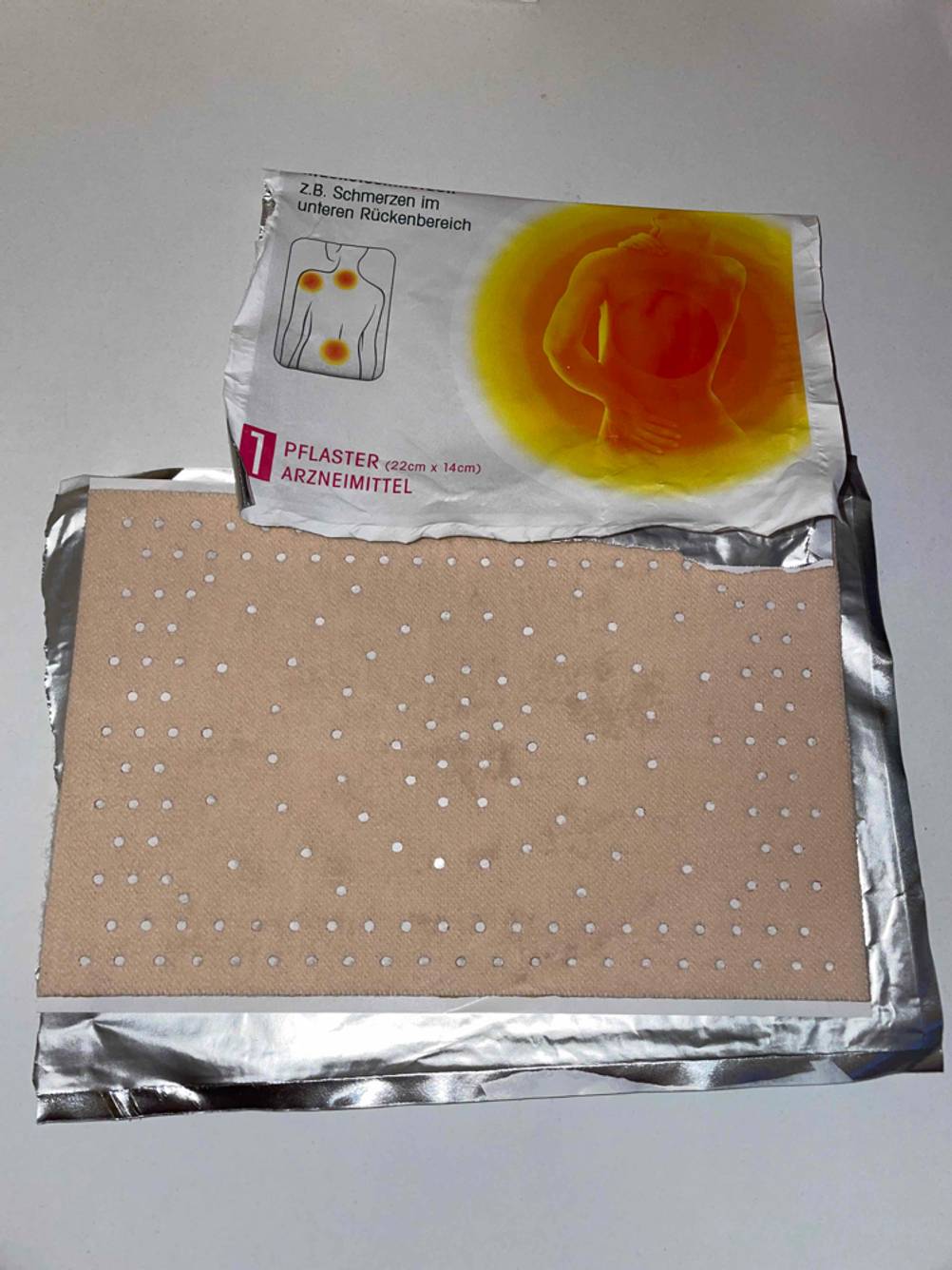 Wärmepflaster ausgepackt und Folie.