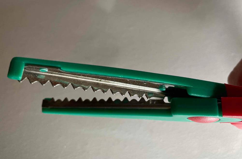 Zackenschere getestet: die Klinge einer Zackenschere im Fokus.
