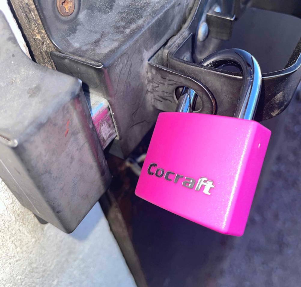 Vorhängeschloss im Test: ein pinkfarbenes Vorhängeschloss hängt im verschlossenen an einer Türe.