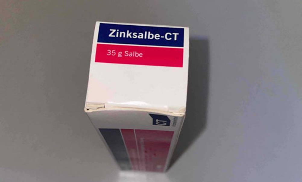 Zinksalbe im Test: oberer Teil einer Zinksalbe im Fokus mit 35 g Inhalt.