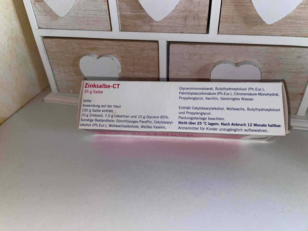 Zinksalbe-Test: Rückseitee einer Zinksalbe mit verschiedenen Hinweisen zum Produkt.