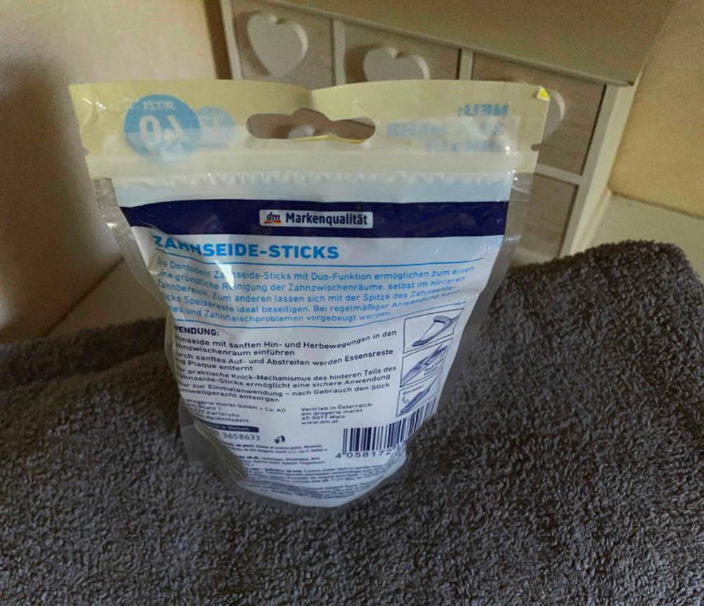 Zahnseide im Test: Rückseite der Verpackung einer Zahnseide, welche wiederverschließbar ist.
