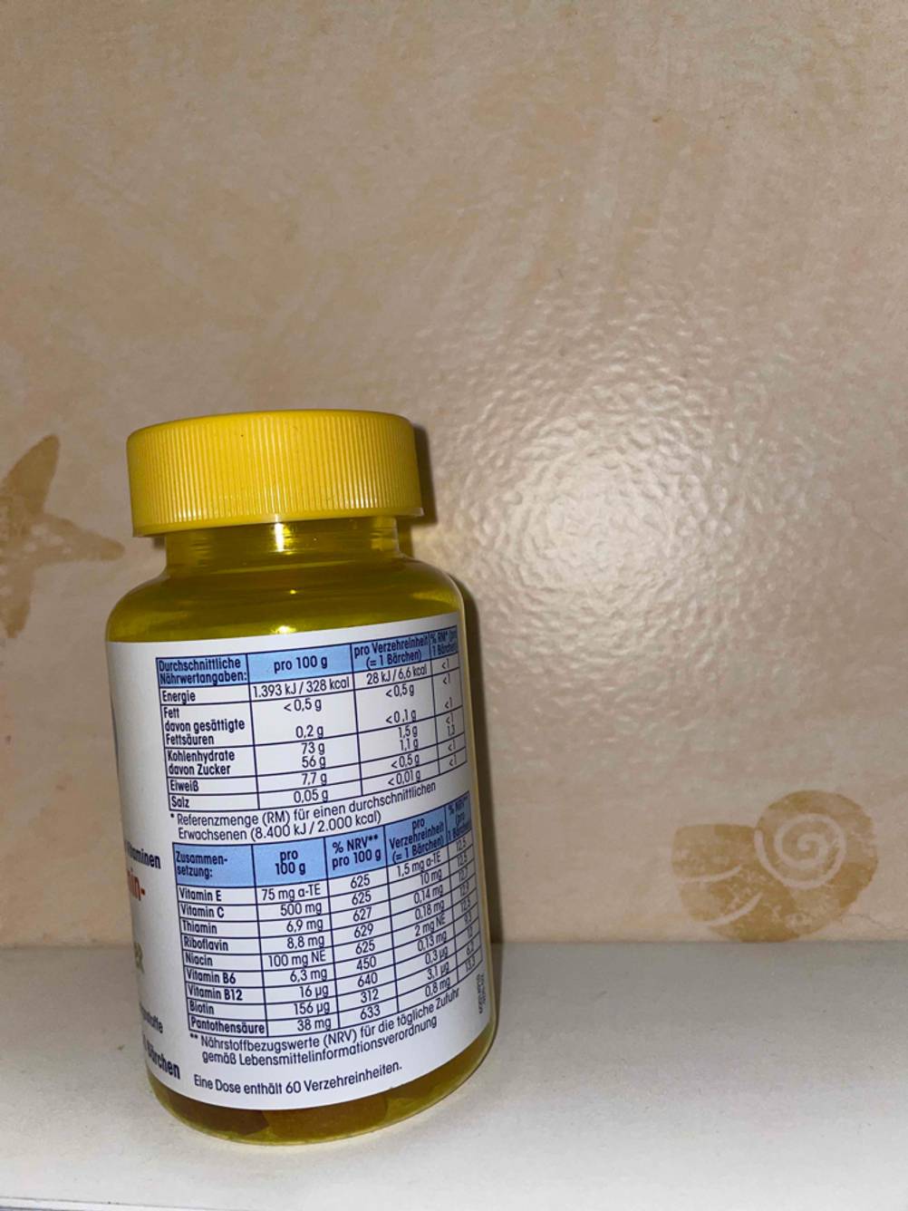 Kindervitamin Rückseite der Verpackung mit Nährwertangaben.