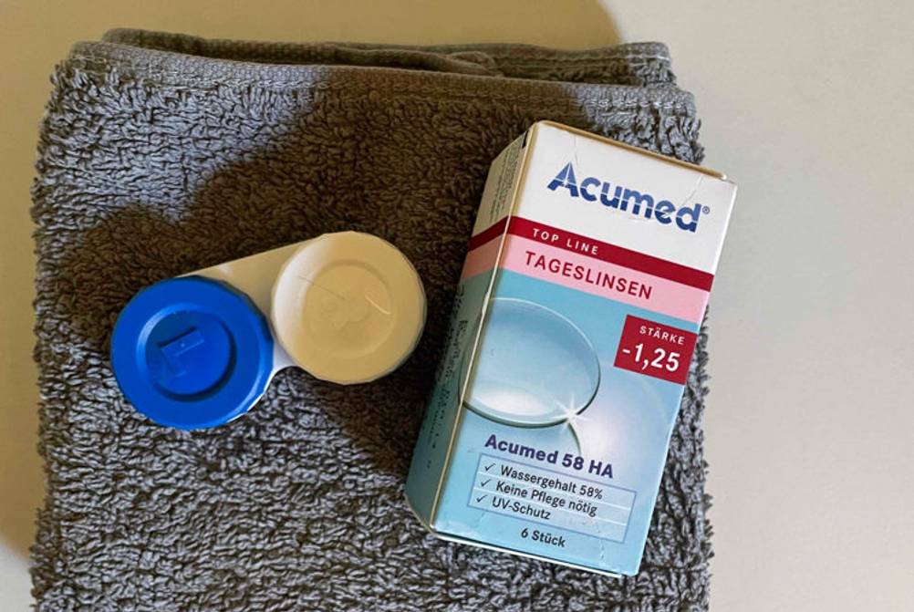 Kontaktlinsen-Test: Tageslinsen in Box und Verpackung auf einem Handtuch.